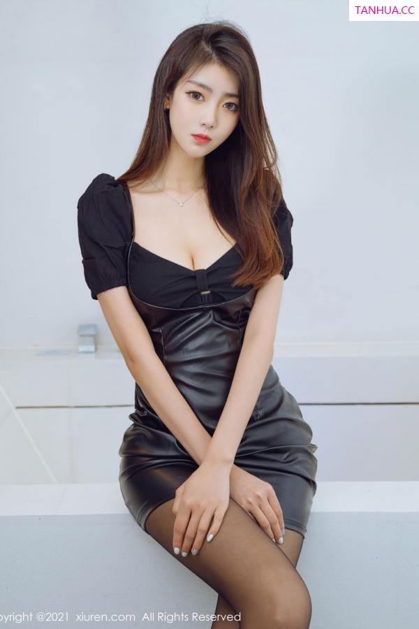 可乐Vicky  清纯美女可樂Vicky 皮裙与美腿YYDS第3张图片